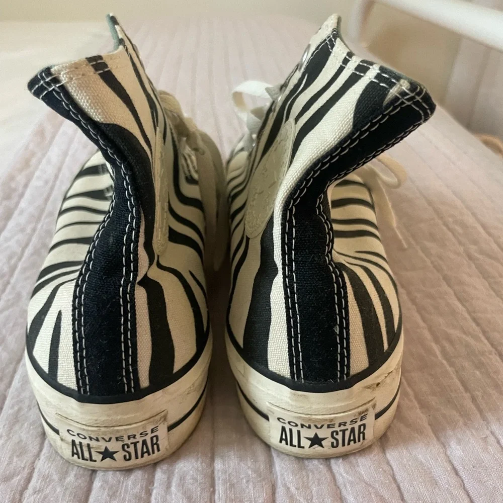 Zebra Converse! - Picture 3 of 4